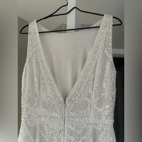 A long, elegant women's prom dress in white, size 6. - Picture 4 of 4